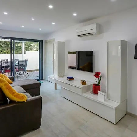 Très Récent A 200 M De La Appartement Saint Aygulf
